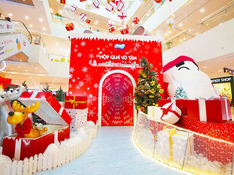 SC ViVo City - Điểm Đến Cuối Tuần Tuyệt Vời Dành Cho Cả Gia Đình 4 Không gian trang trí Giáng Sinh với hộp quà đỏ lớn và cây thông