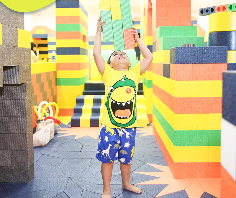 SC ViVo City - Điểm Đến Cuối Tuần Tuyệt Vời Dành Cho Cả Gia Đình 7 Trẻ em vui chơi xây tháp bằng khối xốp màu sắc trong khu trò chơi