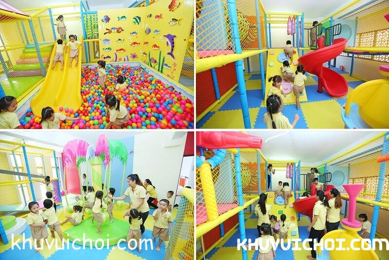 Trẻ em vui chơi trong khu vui chơi trong nhà với hố bóng và cầu trượt màu sắc