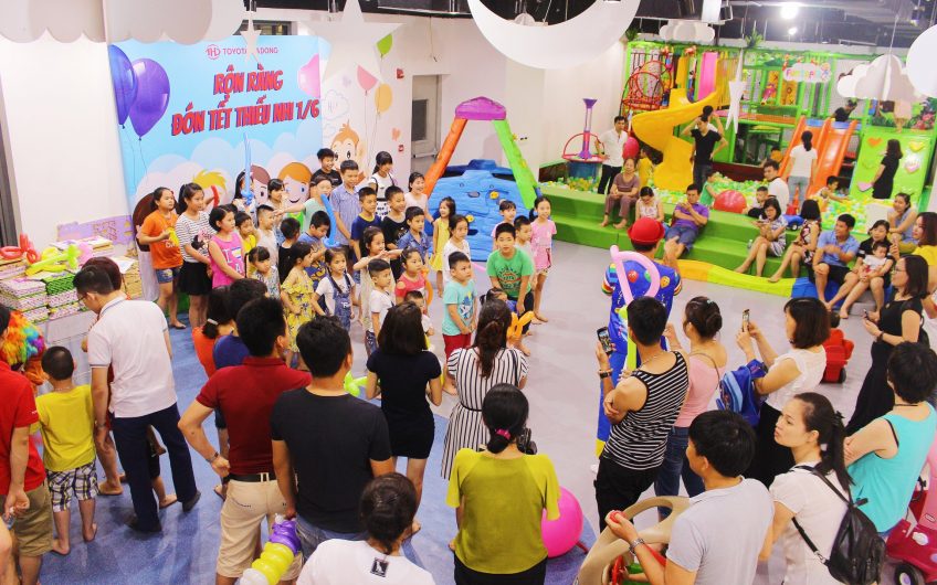 Mr. HaaHoo Dolphin Plaza