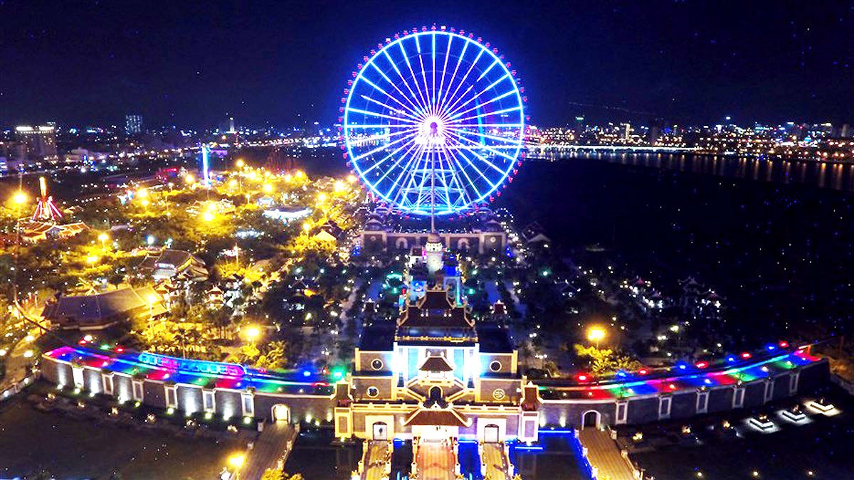 Sun World Danang Wonder và Vòng quay Mặt Trời Sun Wheel 4 Vòng quay Mặt Trời Sun Wheel Đà Nẵng lung linh ánh đèn trong đêm và to lớn lúc ban ngày