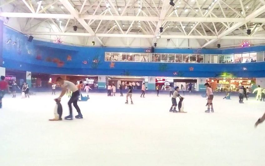Sân trượt băng Vinpearlland Ice Rink