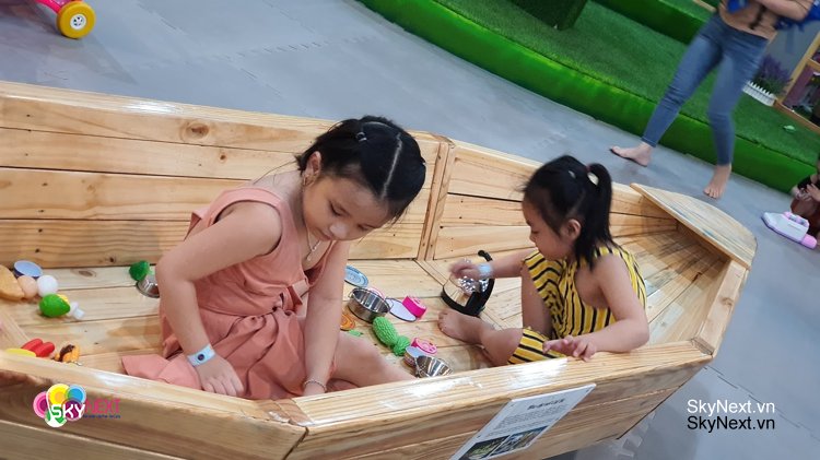 Khu Vui Chơi DiKi DiKi Korea 1 Hai bé gái chơi đồ chơi nấu ăn trong thuyền gỗ tại khu vui chơi