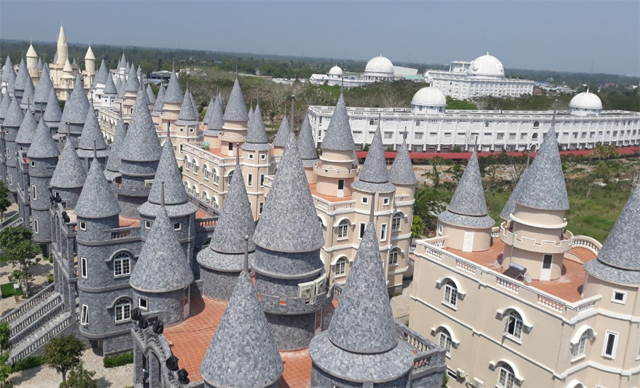 Dãy lâu đài cổ tích với nhiều tháp nhọn trong khu công viên giải trí