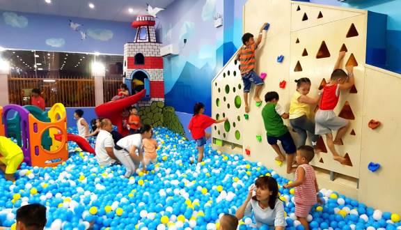 Khu vui chơi trong nhà với hồ bóng và tường leo núi cho trẻ em