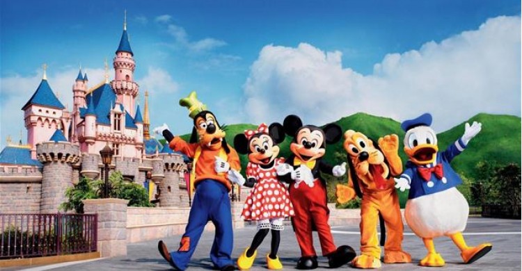 Review Disneyland Hong Kong 1 Các nhân vật Disney đứng trước lâu đài Hong Kong Disneyland trong ngày nắng