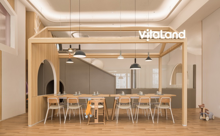 Khu ăn uống trẻ em Vitaland với bàn ghế thấp và khung gỗ