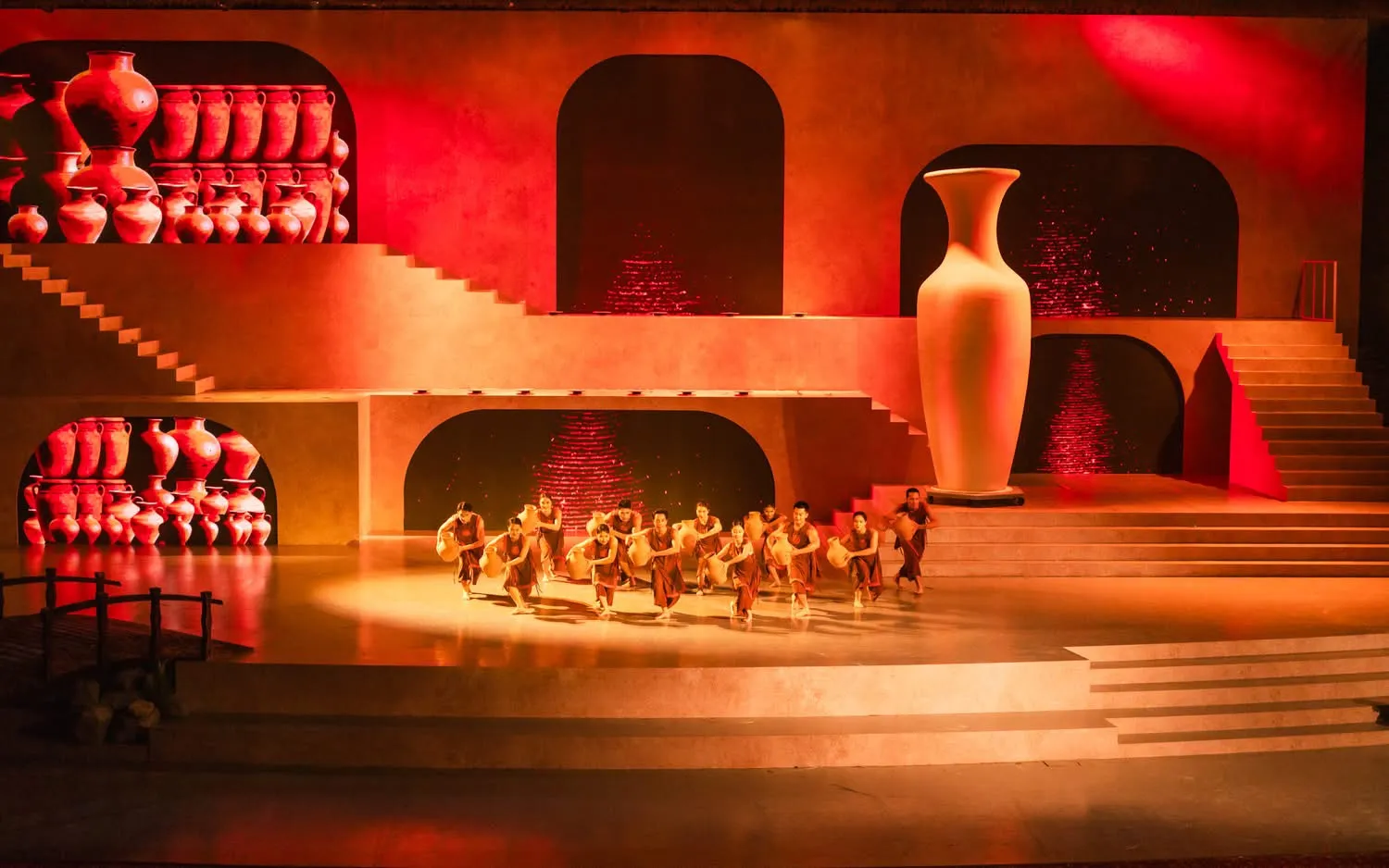 10 show diễn tốt nhất Việt Nam: Gợi ý cho giới trẻ và gia đình 1 Khán giả xem biểu diễn — 10 show diễn tốt nhất Việt Nam