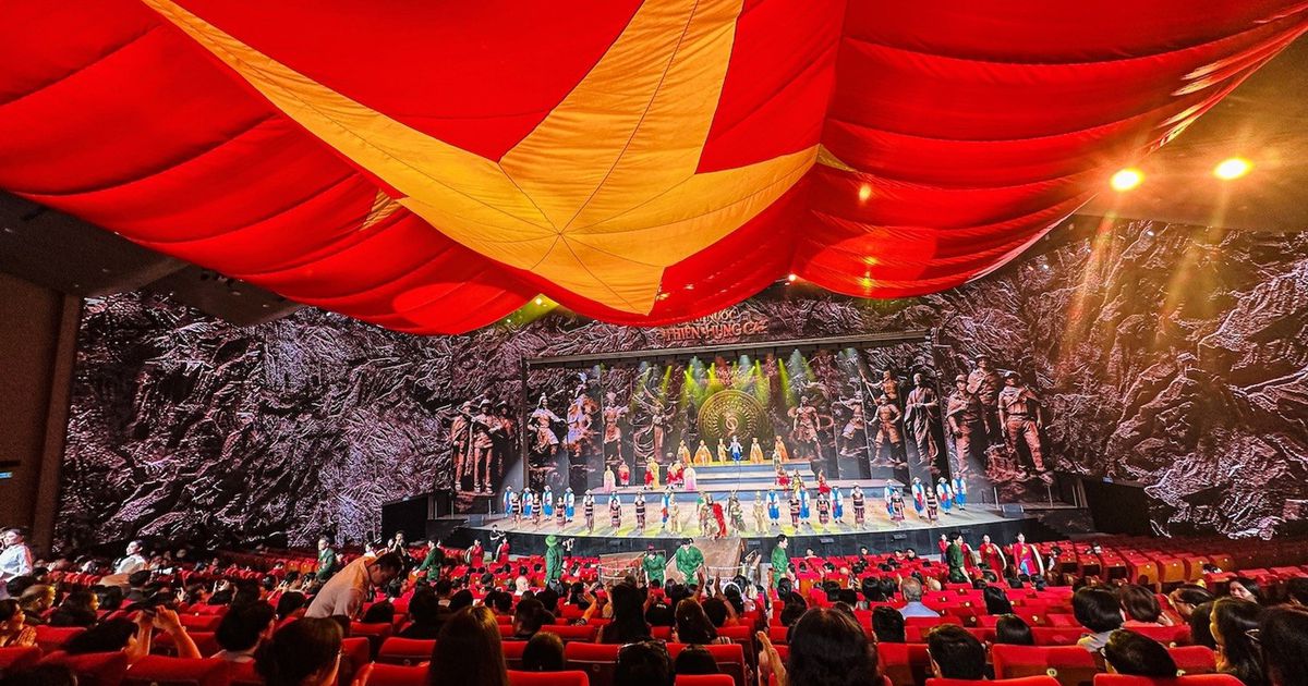 Khán phòng show 'Đất nước thiên hùng ca' với cờ đỏ sao vàng khổng lồ