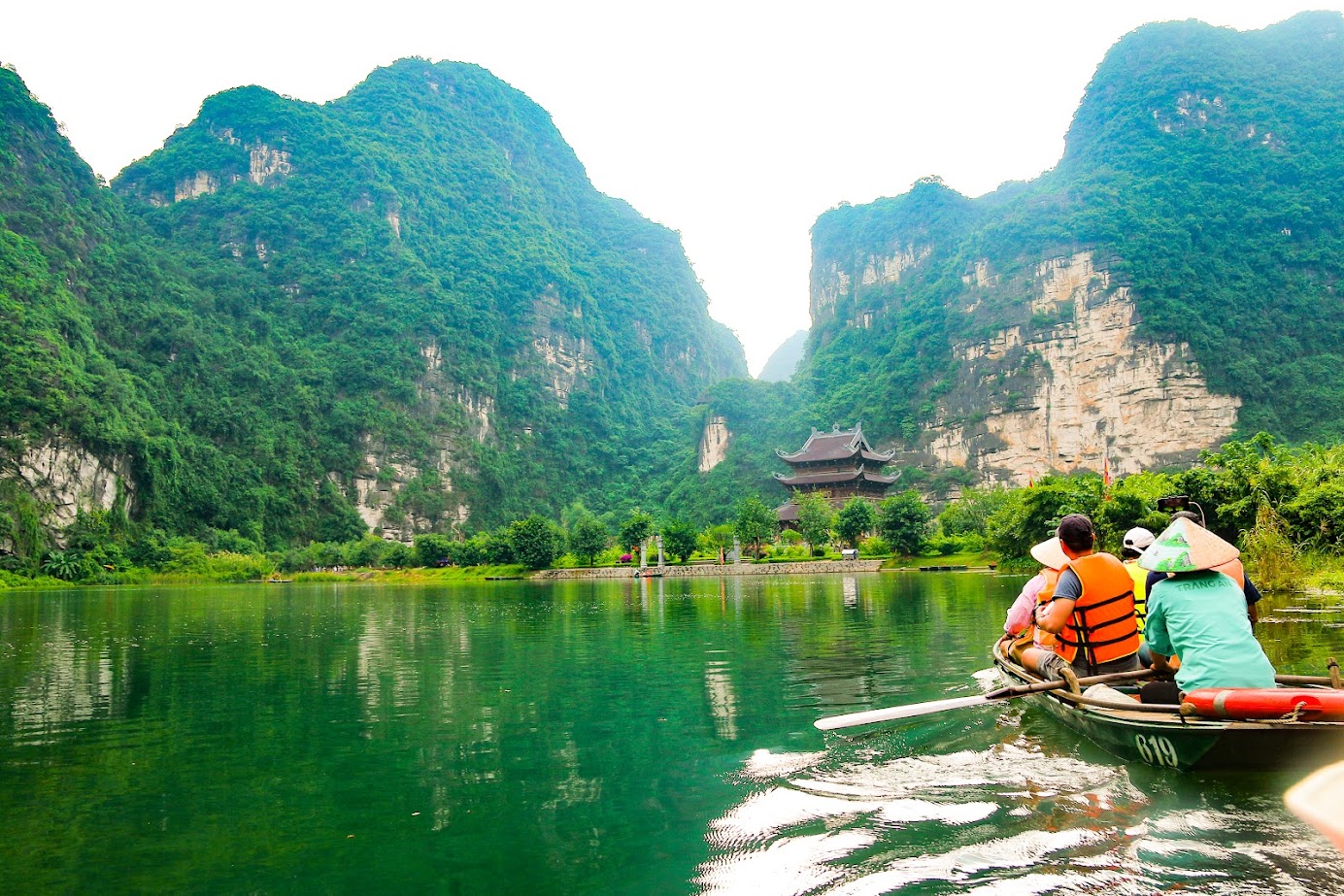 Thuyền trên sông Tam Cốc - Chơi gì tại Ninh Bình