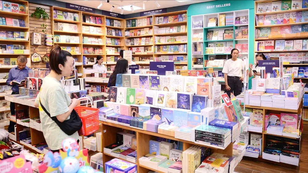 Đầu tư kinh doanh nhà sách — Hướng dẫn A–Z cho giới trẻ 1 Không gian Tổ hợp Tri thức trong đầu tư kinh doanh nhà sách