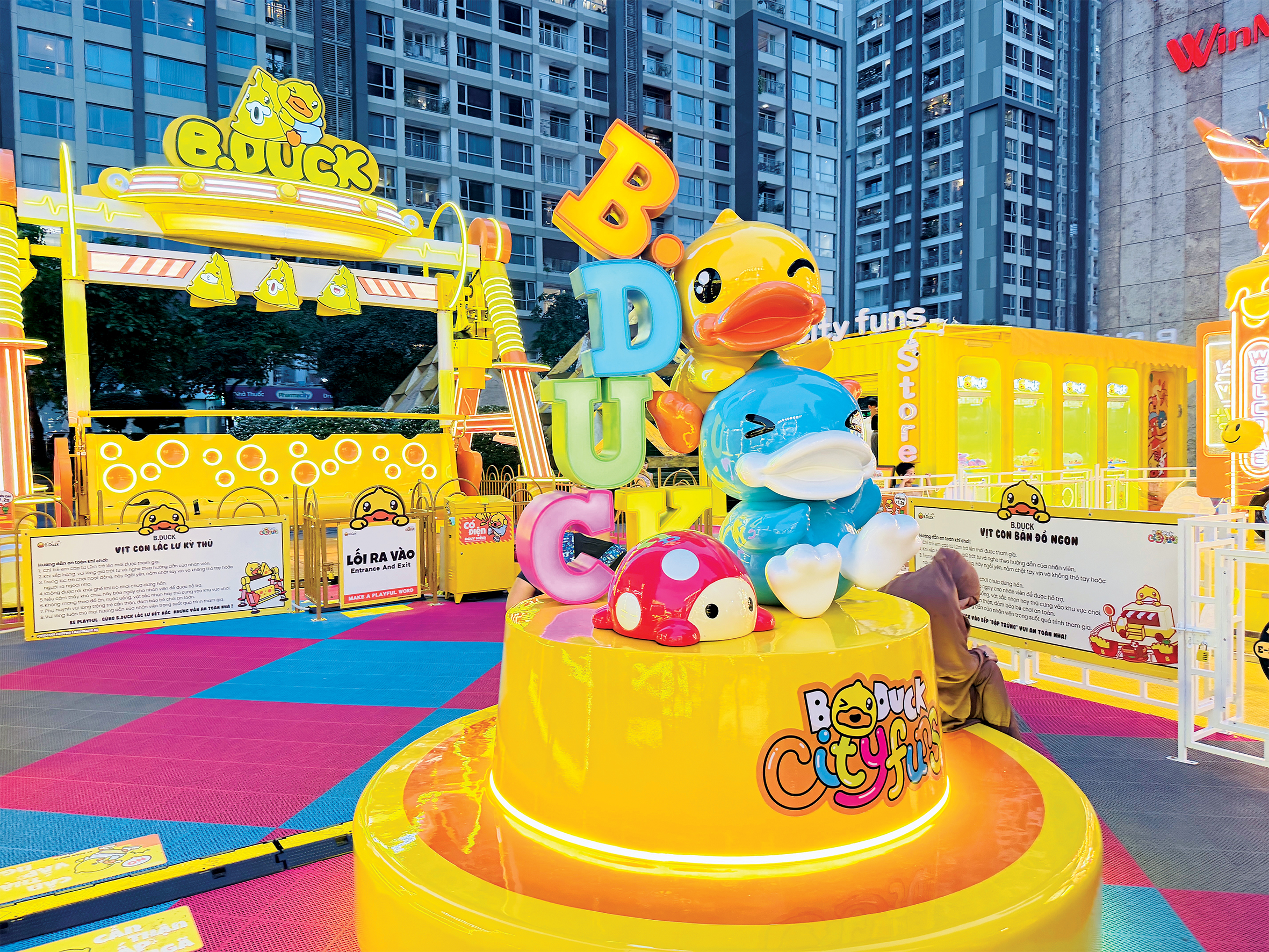 Khu Vui Chơi BDUCK CITY FUNS với biểu tượng vịt vàng làm điểm nhấn