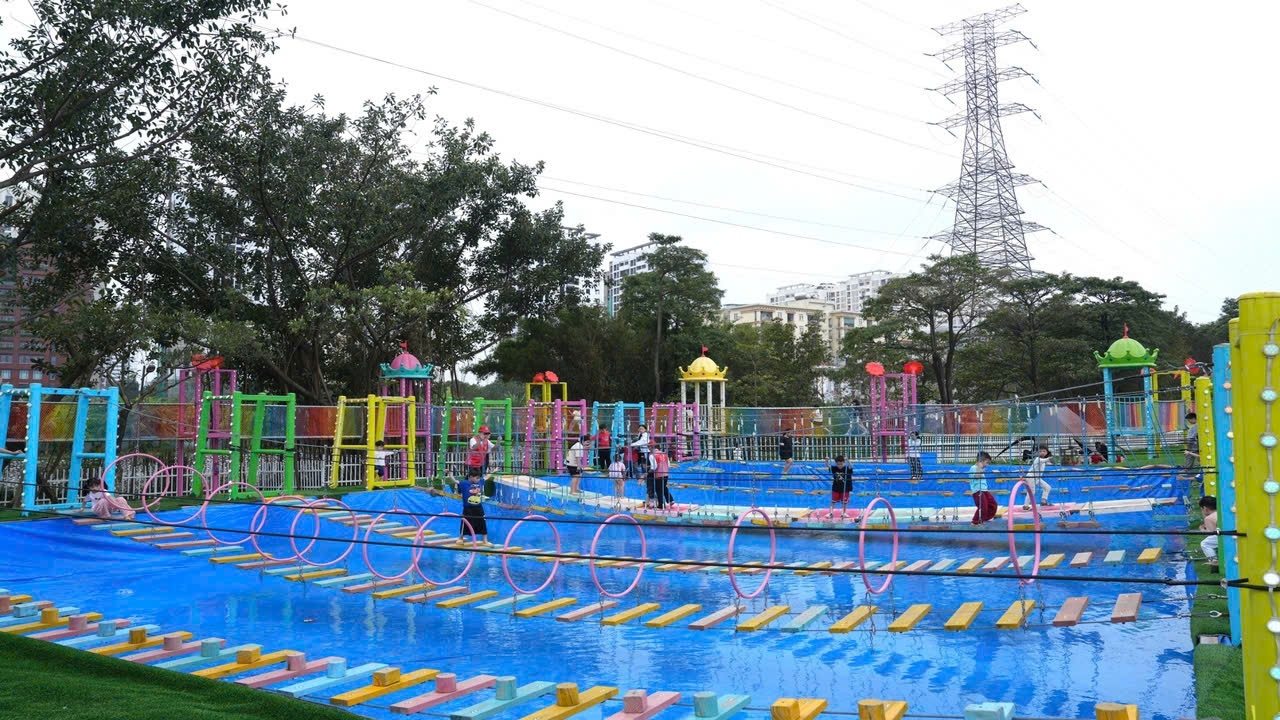 Khu vui chơi Nhà Chen tại Công viên Yên Sở với cầu trượt nhiều màu