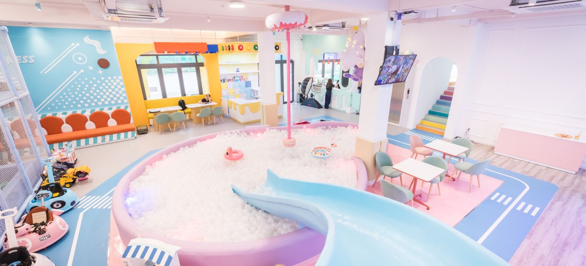 top khu vui chơi cho bé Quận 7 TP.HCM - Trẻ em chơi trong khu vui chơi trong nhà tại Crescent Mall