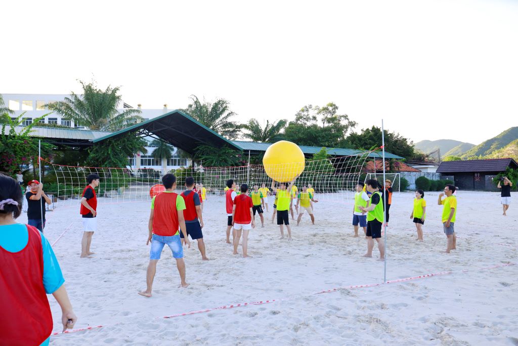 Balloon Blast sự kiện: Cú nổ nhỏ, niềm vui thật lớn 1 Hai đội gia đình thi đấu Balloon Blast sự kiện với bóng nhiều màu