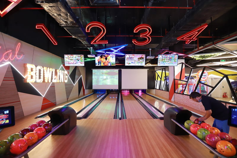 Gia đình tìm hiểu hướng dẫn chơi bowling và chọn bóng phù hợp tại lane