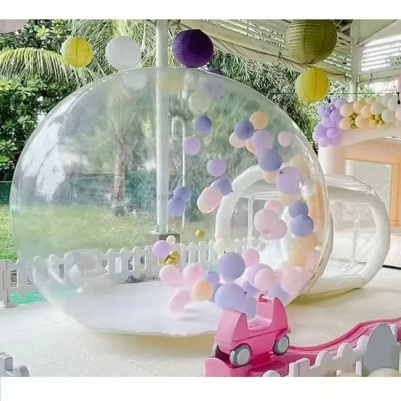 Nhà bong bóng cho trẻ em: Chơi gì, chọn sao cho vui? 1 Nhóm trẻ chơi với bóng mềm nhiều màu trong nhà bong bóng trong suốt