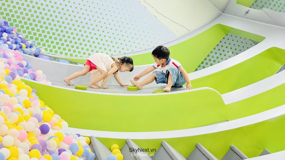 Top 10 khu vui chơi Hưng Yên cho trẻ nhỏ: Chọn nhanh theo độ tuổi 1 Gia đình vui chơi cùng trẻ nhỏ tại khu vui chơi Hưng Yên