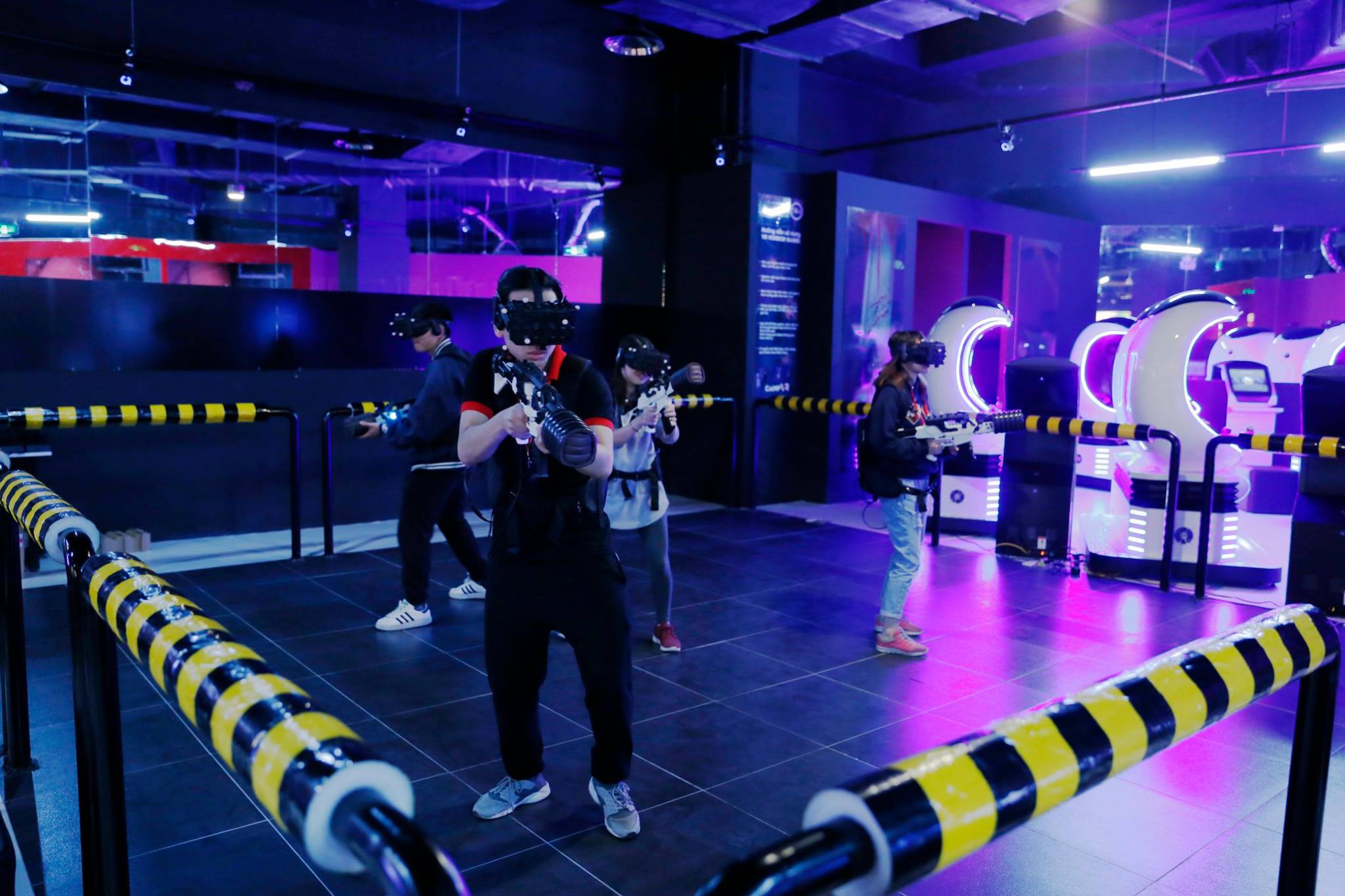 Trò chơi VR cho khu vui chơi: Review mô hình và cách vận hành 1 Gia đình tham gia trò chơi VR nhiều người tại khu vui chơi