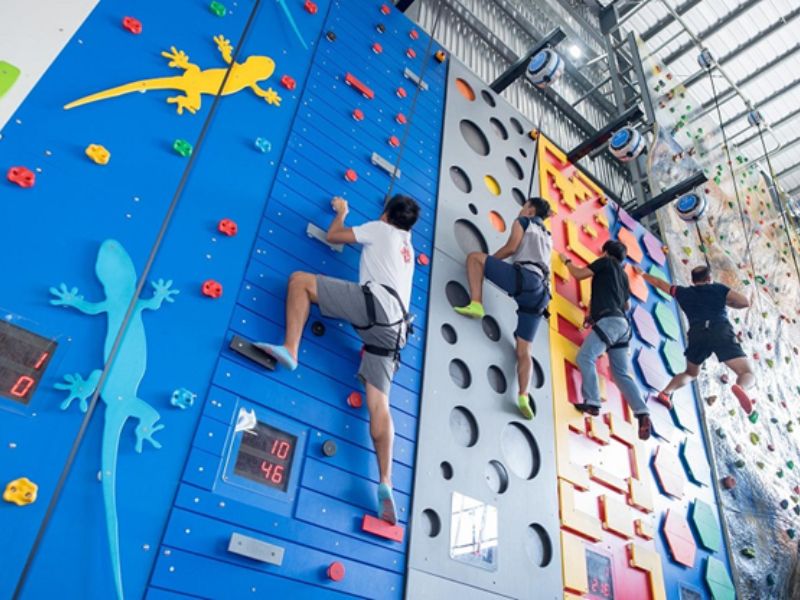 Trẻ em chơi bouldering trên tường leo thấp có đệm giảm chấn