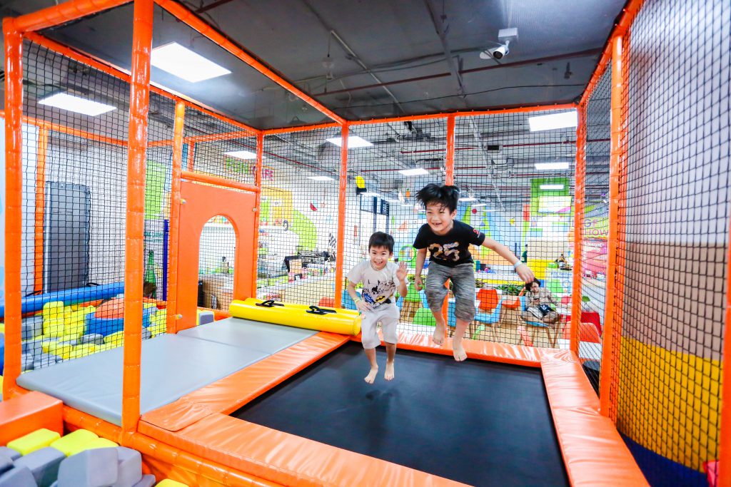 Khu vui chơi quá ồn: 8 bí quyết giảm ồn dễ áp dụng 2 Khu vui chơi trong nhà được chia vùng vận động và khu nghỉ để giảm cảm nhận ồn