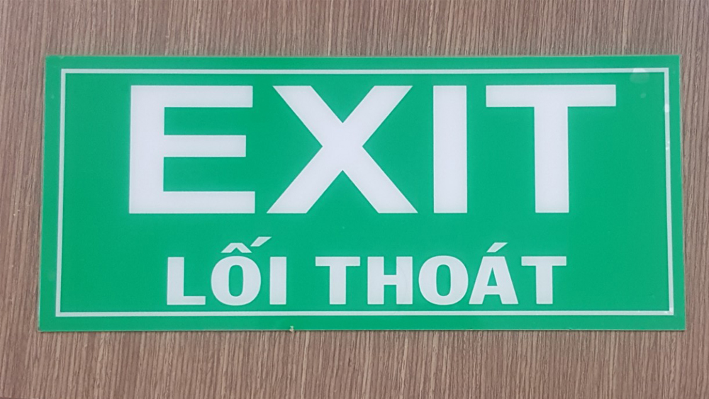 PCCC khu vui chơi trong nhà: Đừng chờ có khói mới tìm lối ra 2 Nhân viên hướng dẫn trẻ đi theo biển EXIT trong buổi diễn tập PCCC khu vui chơi trong nhà